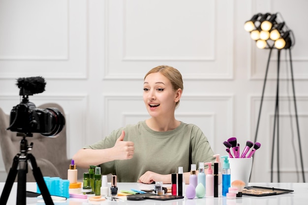 Make-up-Blogger, der Make-up-Tutorial auf der Kamera aufzeichnet, junges, süßes, hübsches Mädchen, das ein gutes Zeichen zeigt