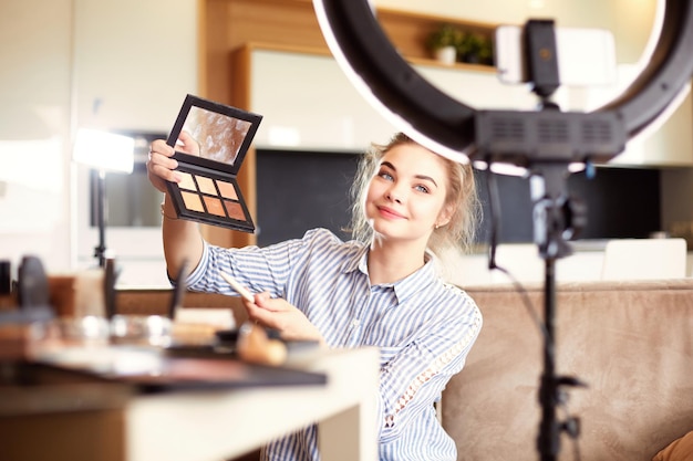 Make-up-Blogger mit Lidschatten-Palette