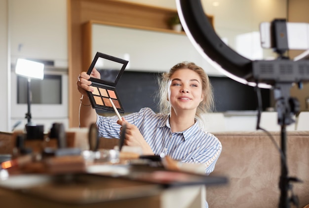 Make-up-Blogger mit Lidschatten-Palette