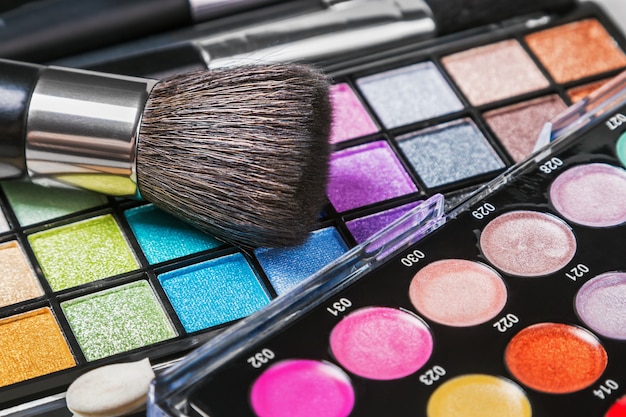 Make-up bunte Lidschatten-Paletten