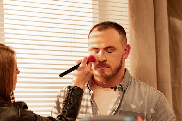 Make-up des Mannes Schauspieler vor dem Schießen Nahaufnahme