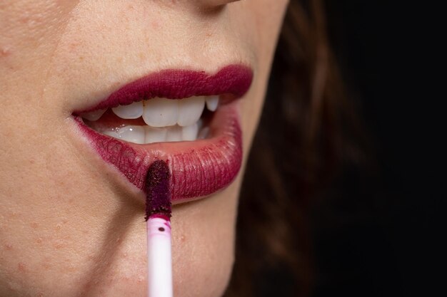 Make-up-Konzept pflegender Lipgloss für trockene oder spröde Lippen