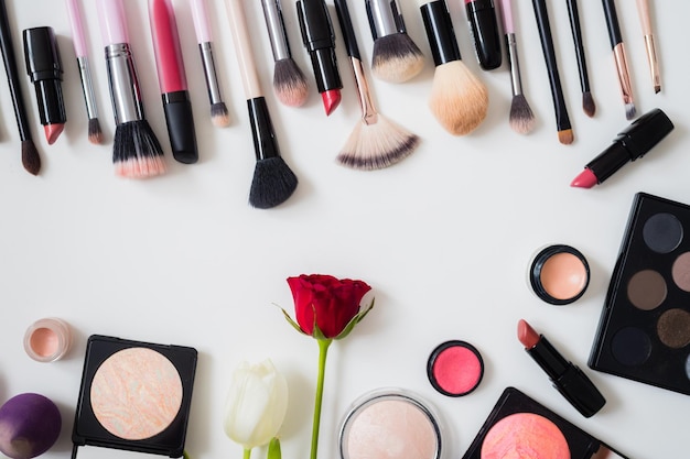 Make-up-Konzept Professionelle Make-up-Tools und Zubehör Lippenstift, Mascara, Nagellack, Lidschatten, Wimpern und Foundation Draufsicht