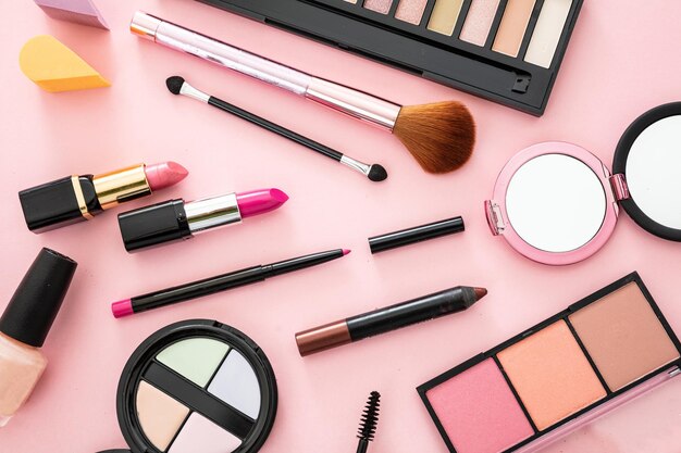 Make-up-Kosmetika gegen einen rosa Hintergrund