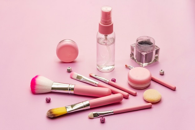 Make-up-Kosmetikset auf rosa Hintergrund