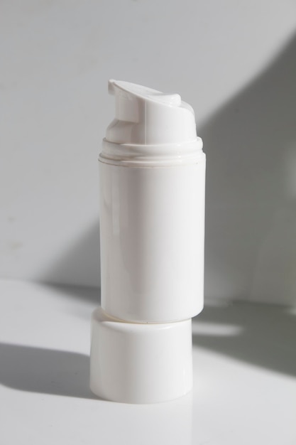 Make-up kosmetische medizinische Hautpflege ein Mockup für Creme-Lotion-Flaschen-Produktverpackungen auf weißem Hintergrund