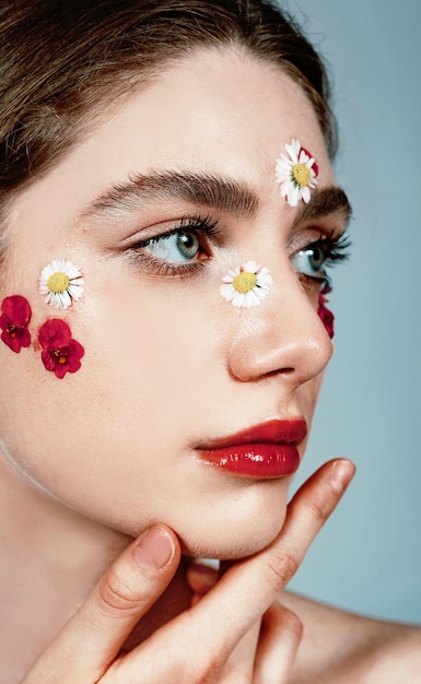 Make-up mit Blumen weiche ästhetische Mode-Look-Kollektion