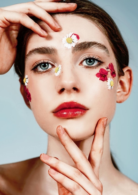 Make-up mit Blumen weiche ästhetische Mode-Look-Kollektion