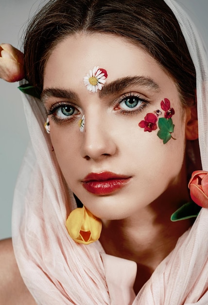 Make-up mit Blumen weiche ästhetische Mode-Look-Kollektion