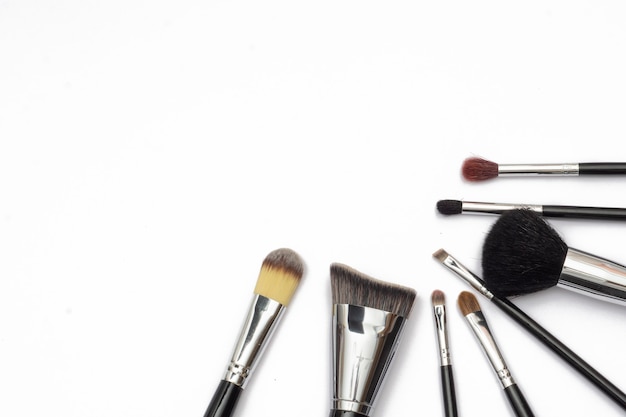 Make-up-Pinsel ästhetisch auf weißem Hintergrund angeordnet