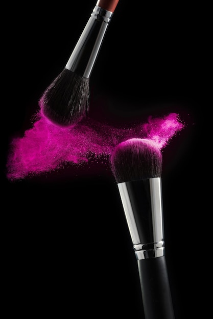 Make-up-Pinsel mit rosa Puder, isoliert auf weiss Professionelle Kosmetikpinsel