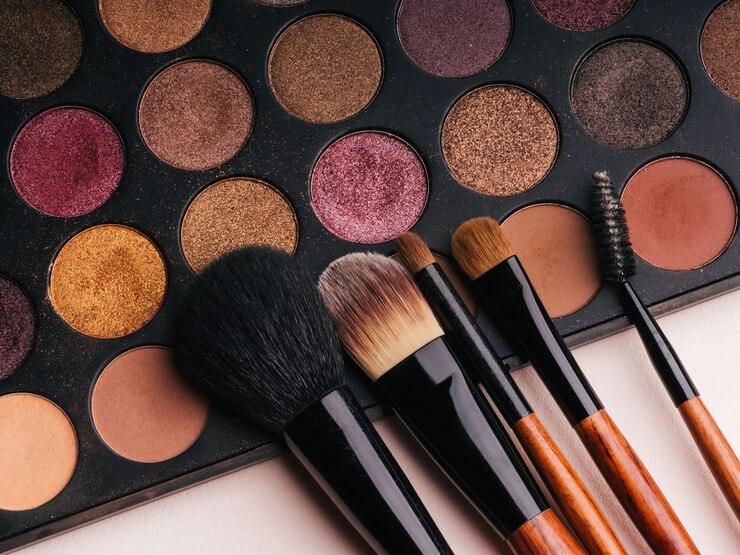 Foto make-up-pinsel-set und professionelle lidschatten-palette