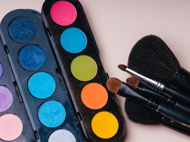 Make-up Pinsel und bunte Palette mit Nuancen zum Malen der Augen