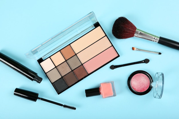 Make-up-Produkte auf der Draufsicht des farbigen Hintergrunds