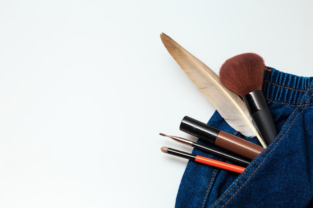 Make-up-Produkte und kosmetische Schönheitsprodukte, die aus Denim-Jeans für Frauen austreten