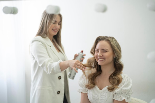 Make-up-Salon führt einige Verfahren an einem weiblichen Gesicht durch