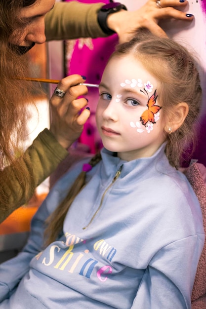 Make-up-Schminkzeichnungen für Kinder Mädchenschminken Kleines Mädchen mit gemaltem Gesicht