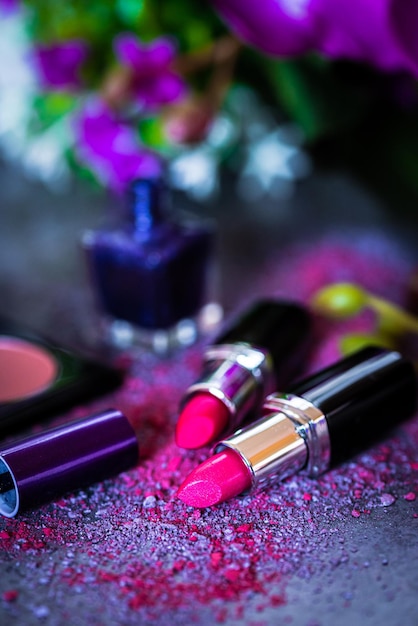 Make-up-Set für Damen bestehend aus Pinseln, Lippenstiften und Lidschatten.