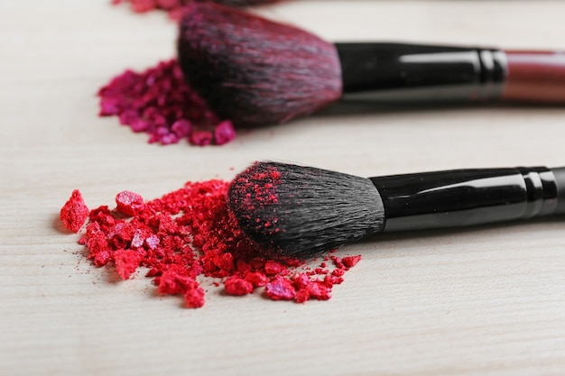 Make-up-Tools mit Puder auf einem Holz