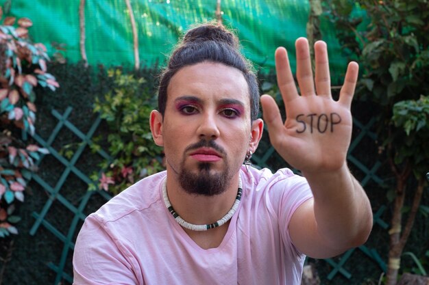 Make-up Transsexuelle mit Bart stoppt Gewalt Homophobie