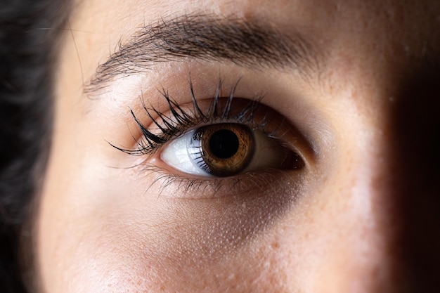 Make-up und Haare, um Augen und Augenlider verführerisch und feminin zu machen