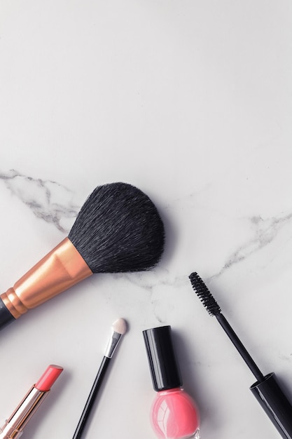 Make-up und Kosmetik Flatlay auf Marmor