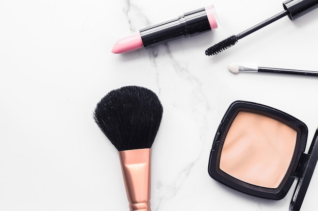 Make-up und Kosmetik Flatlay auf Marmor