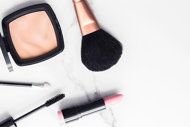 Make-up und Kosmetik Flatlay auf Marmor