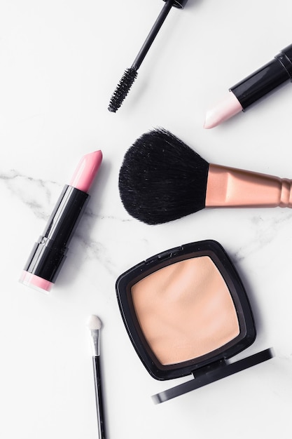 Make-up und Kosmetik Flatlay auf Marmor