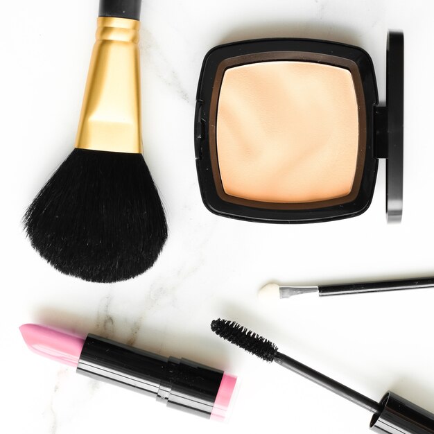 Make-up- und Kosmetikprodukte auf Marmor-Flatlay-Hintergrund, moderner femininer Lifestyle-Beauty-Blog und Modeinspirationskonzept