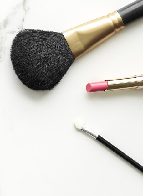 Make-up- und Kosmetikprodukte auf Marmor-Flatlay-Hintergrund moderner femininer Lifestyle-Beauty-Blog und ...