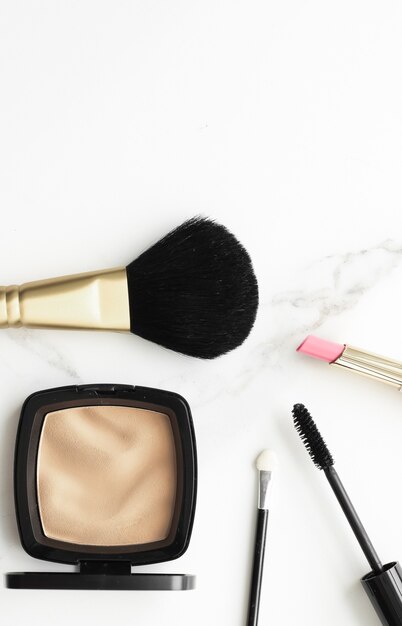 Make-up- und Kosmetikprodukte auf Marmor-Flatlay-Hintergrund moderner femininer Lifestyle-Beauty-Blog und ...