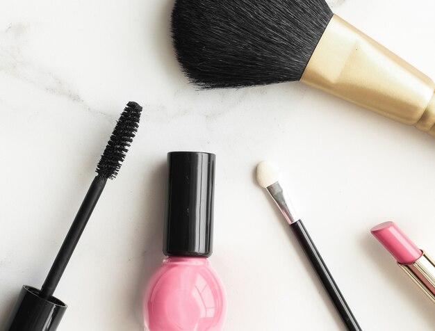 Make-up- und Kosmetikprodukte auf Marmor-Flatlay-Hintergrund moderner femininer Lifestyle-Beauty-Blog und ...