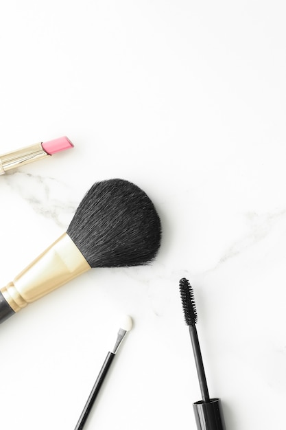 Make-up- und Kosmetikprodukte auf Marmor-Flatlay-Hintergrund moderner femininer Lifestyle-Beauty-Blog und ...