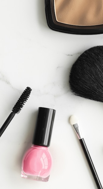 Make-up- und Kosmetikprodukte auf Marmor-Flatlay-Hintergrund moderner femininer Lifestyle-Beauty-Blog und ...