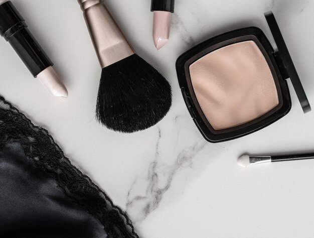 Make-up- und Kosmetikprodukte auf Marmor-Flatlay-Hintergrund