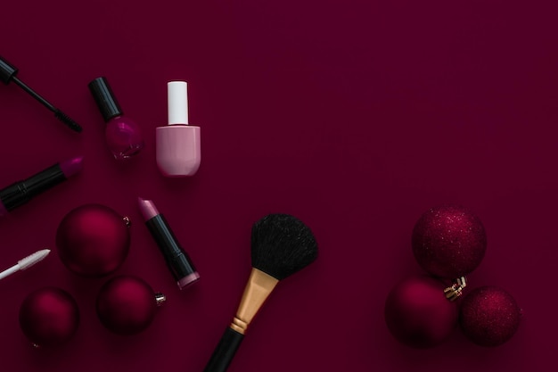 Make-up- und Kosmetikproduktset für die Weihnachtsverkaufsförderung der Schönheitsmarke Luxus-Burgunder-Flatlay-Hintergrund als Urlaubsdesign