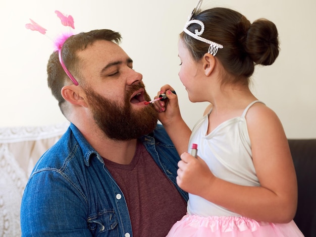 Make-up Vater und Tochter spielen zu Hause für die Bindung Fantasie und verkleiden sich Spiel mit Lippen Produkt Cosplay Vater und Tochter im Haus mit Kindheit Fantasie und Erziehung mit Kosmetika Spaß