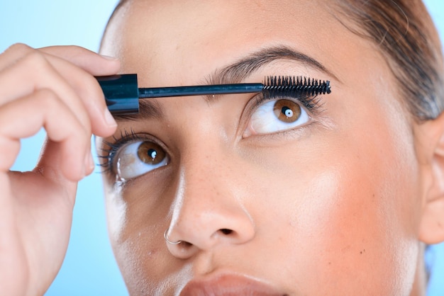 Make-up-Wimpern und Frau mit Mascara-Bürste Schönheit und Hautpflege vor blauem Studiohintergrund Kosmetik Latino-Frauen oder -Mädchen, selbstbewusstes Volumen und Entspannung für das Gesicht, Luxus und Wellness für die Augen