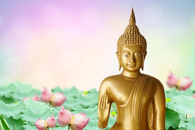 Makha Asanaha Visakha Bucha Día Imagen de Buda dorado Fondo de hojas de Bodhi con luz brillante Imagen suave y estilo de enfoque suave