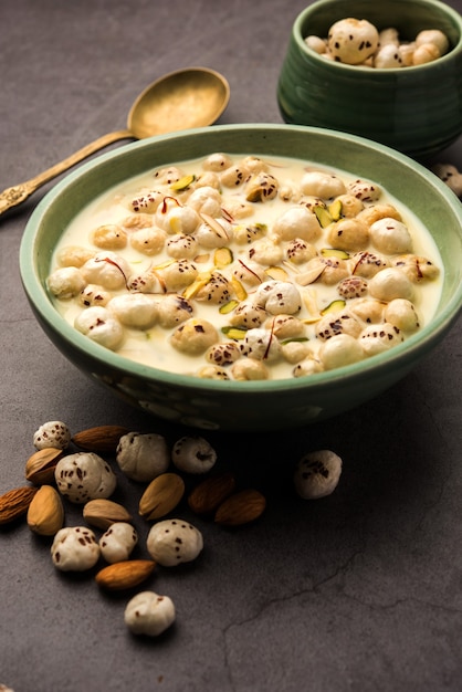 Makhana Kheer - Leckere indische Süßigkeit aus gerösteten Fuchsnüssen oder gepufften Lotussamen oder Makhane, Milch und Zucker