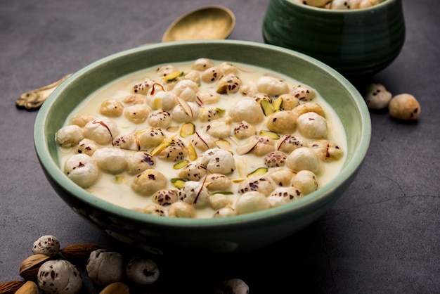 Makhana Kheer: sabroso dulce indio elaborado con nueces de zorro tostadas o semillas de loto infladas o makhane, leche y azúcar