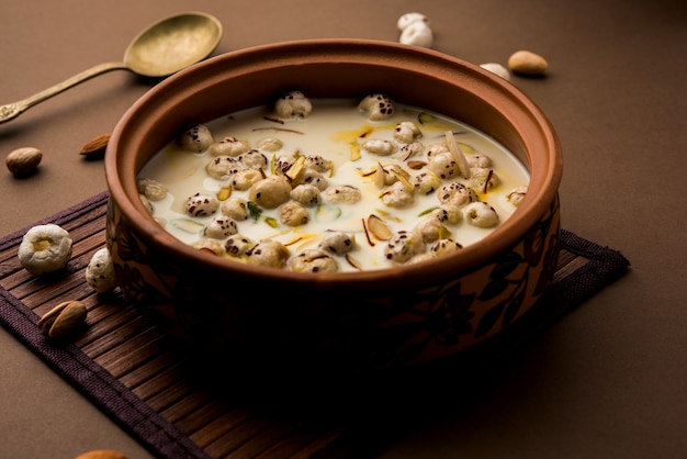 Makhana Kheer: sabroso dulce indio elaborado con nueces de zorro tostadas o semillas de loto infladas o makhane, leche y azúcar