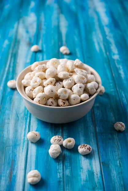 Makhana, também conhecido como Sementes de Lótus ou Nozes de Raposa, são lanches secos populares da Índia, servidos em uma tigela. foco seletivo