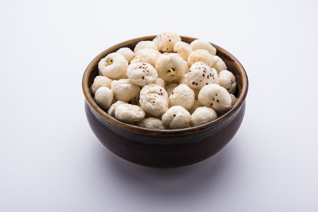 Makhana, também conhecido como Sementes de Lótus ou Nozes de Raposa, são lanches secos populares da Índia, servidos em uma tigela. foco seletivo