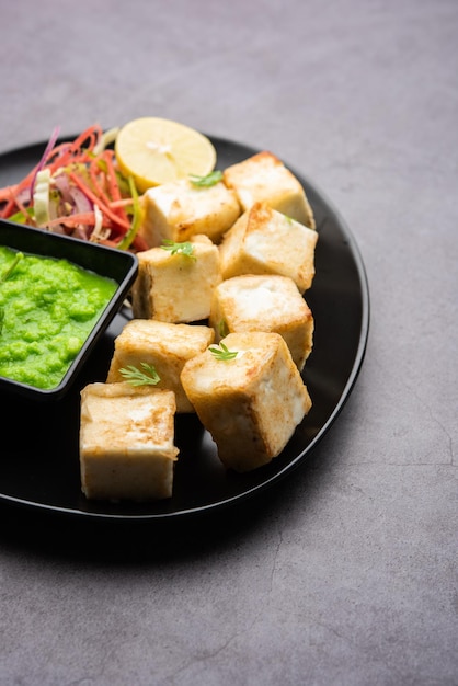 Makhmali o Malai Paneer Tikka Kabab es un aperitivo del norte de la India que se sirve con ensalada verde y salsa picante.