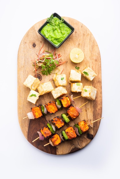 Makhmali o Malai Paneer Tikka Kabab es un entrante del norte de la India que se sirve con ensalada verde y salsa picante.