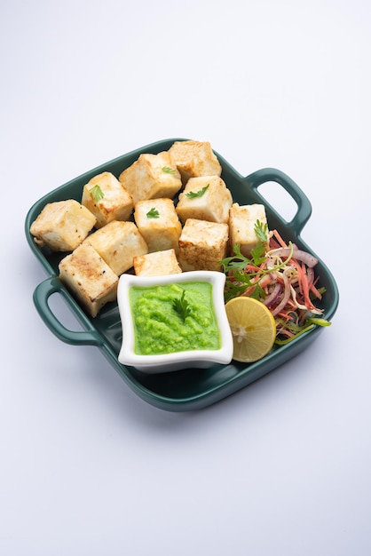 Makhmali oder Malai Paneer Tikka Kabab ist eine nordindische Vorspeise, die mit grünem Salat und Chutney serviert wird