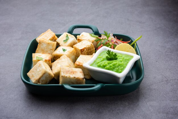 Makhmali oder Malai Paneer Tikka Kabab ist eine nordindische Vorspeise, die mit grünem Salat und Chutney serviert wird