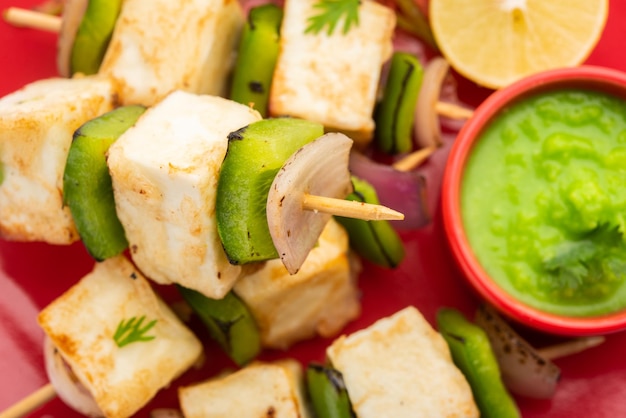 Makhmali ou malai paneer tikka kabab é uma comida inicial do norte da índia servida com salada verde e chutney